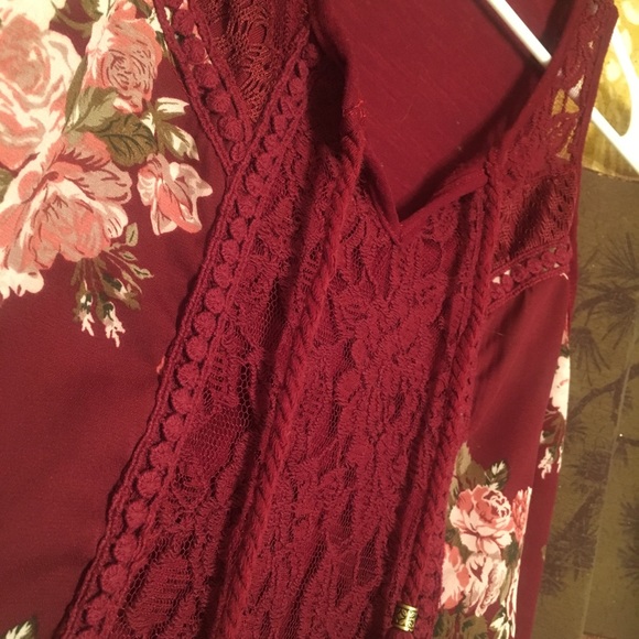 Cute Maroon tank top with floral and lace detail - Picture 2 of 5